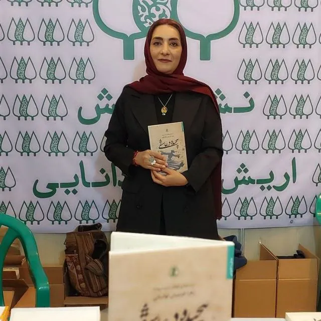 زهرا غریبیان لواسانی با کتاب «پیچیده در عاشقی» در غرفهٔ انتشارات اریش