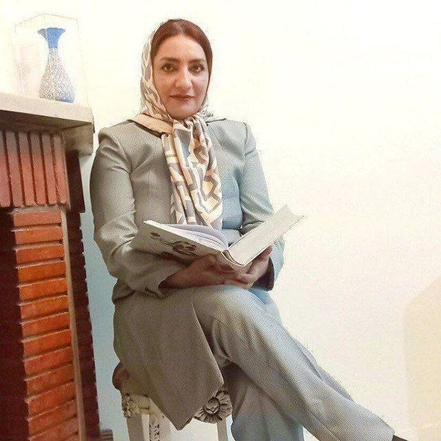 زهرا سادات غریبیان لواسانی با کتابی در دست