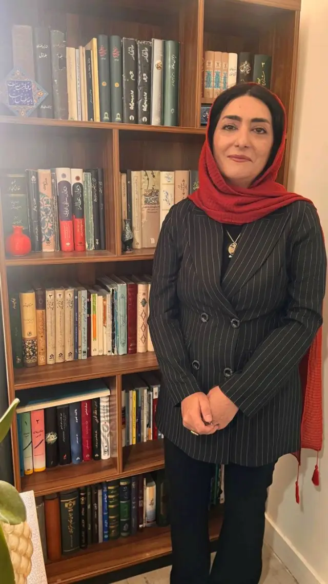 زهرا سادات غریبیان لواسانی در کنار کتابخانه